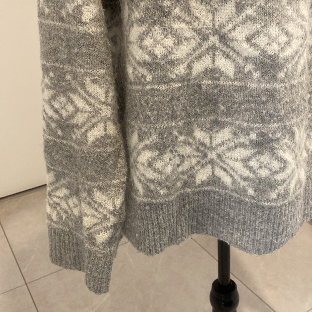 Cupcakes & Cashmere long sleeved turtle neck sweater in  Gray & White SIZE large - Picture 5 of 12